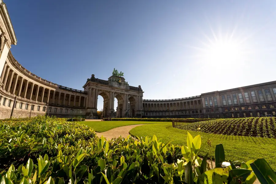 Les arcades et les pelouses du parc du Cinquantenaire à Bruxelles