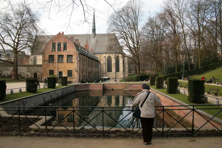 Les jardins et le bassin de l'abbaye de la Cambre à Ixelles