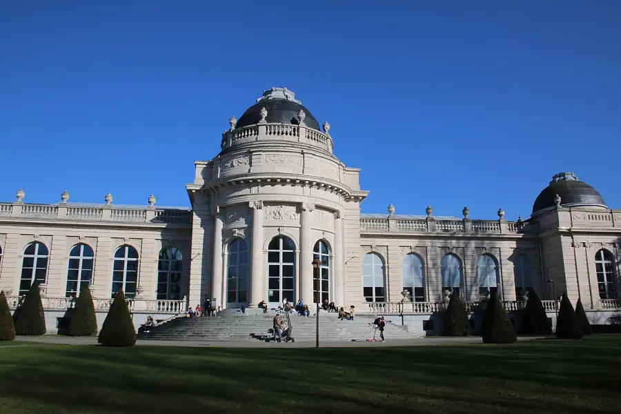 Le musée de la Boverie dans son parc à Liège